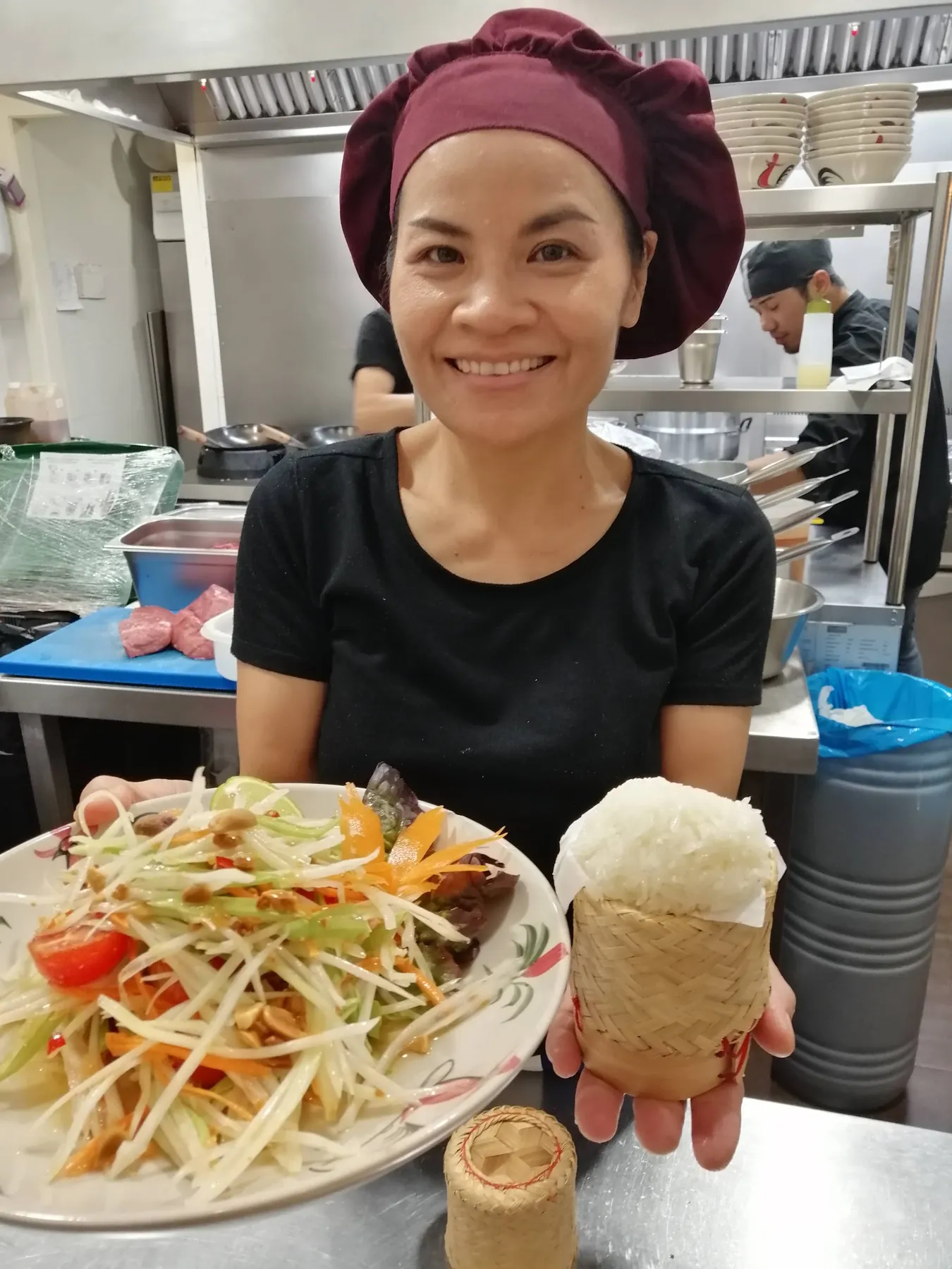 Nuestra cocinera con un Som Tam recién hecho