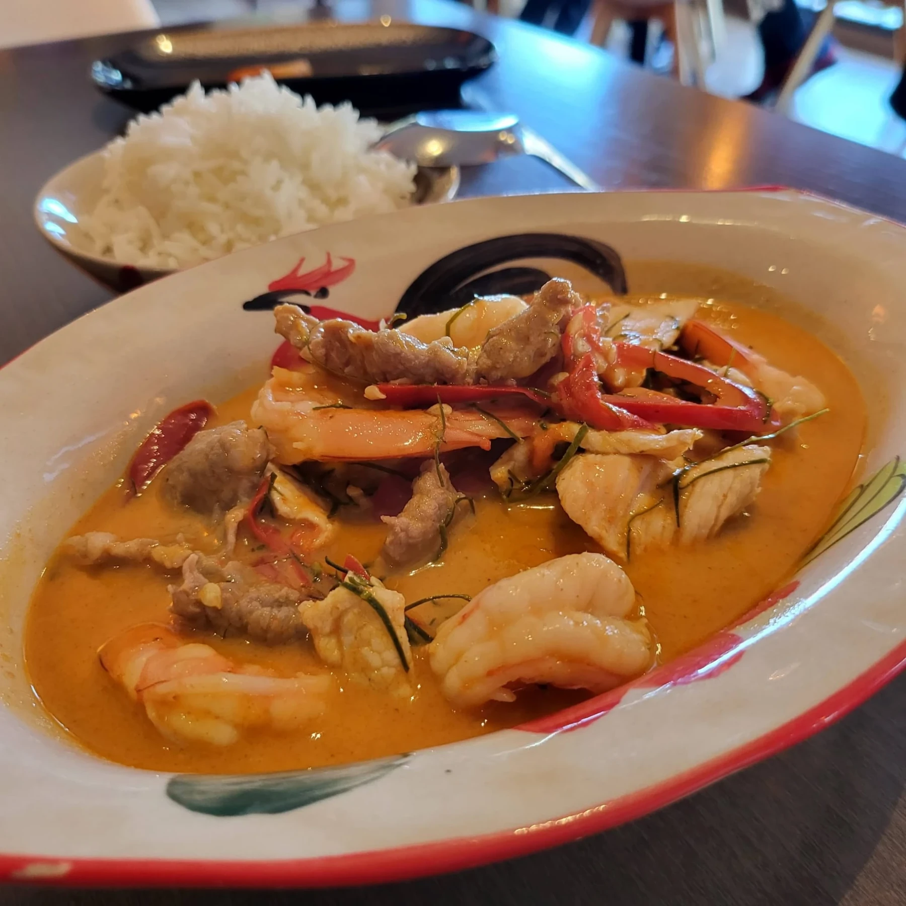 Curry rojo con gambas y pescado