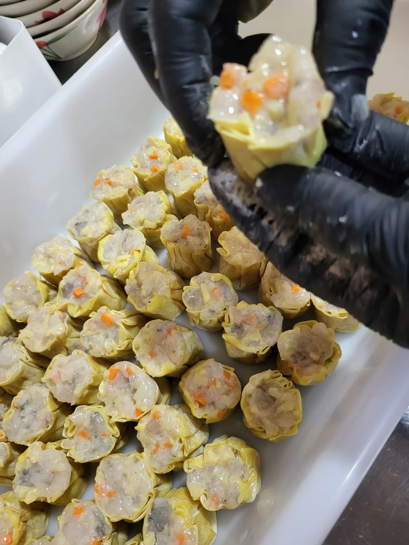 Dim sum recién hecho, emplatado en la cocina