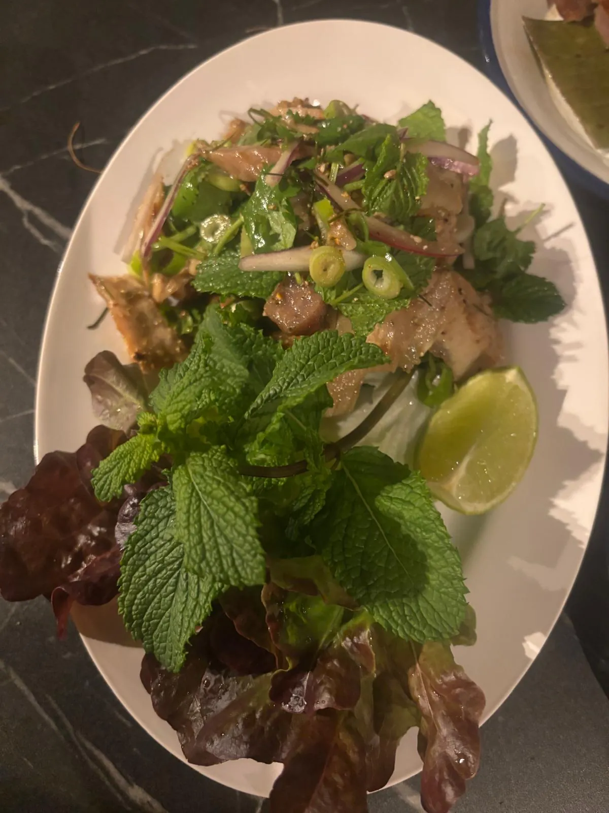 Ensalada thai de hierbas frescas