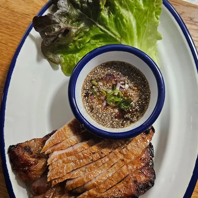 Carne a la brasa con salsa jaew