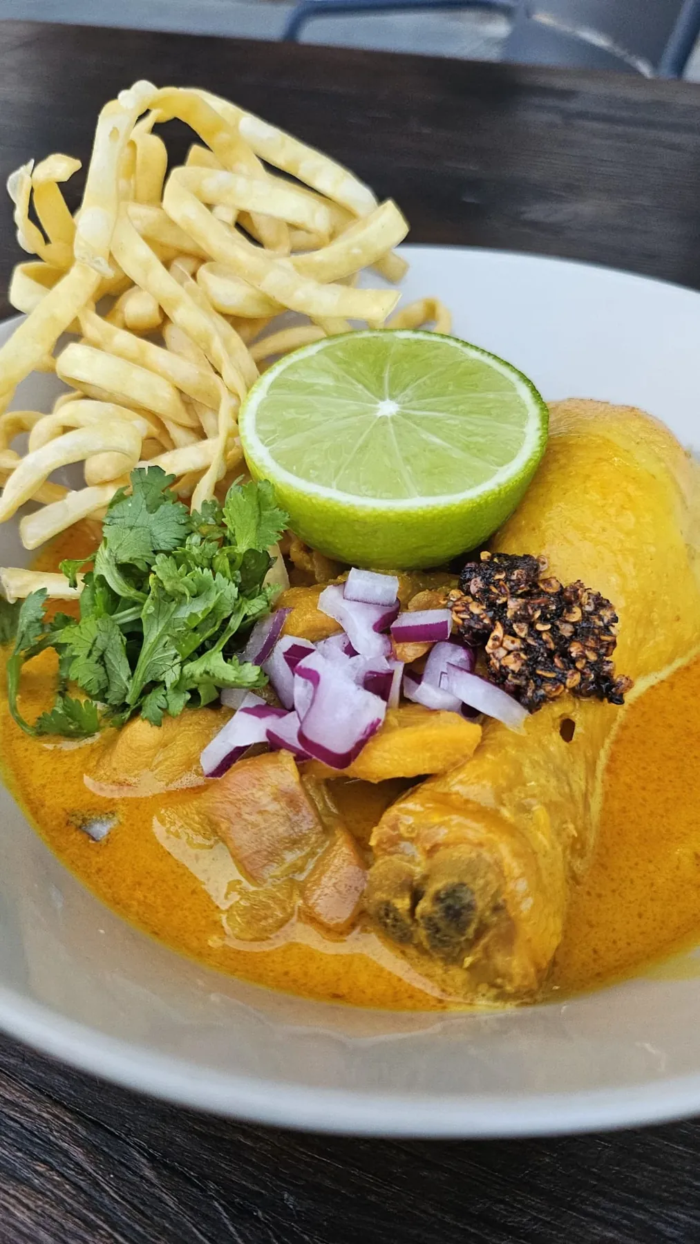 Khao Soi, curry amarillo con tallarines y pollo
