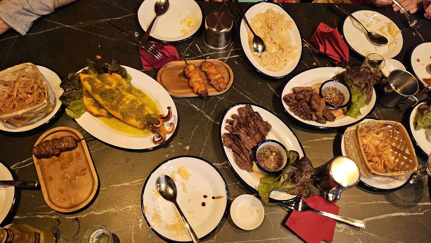 Mesa llena de tapas thai