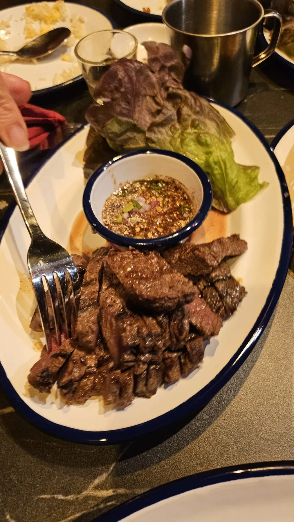 Carne a la brasa con salsa jaew