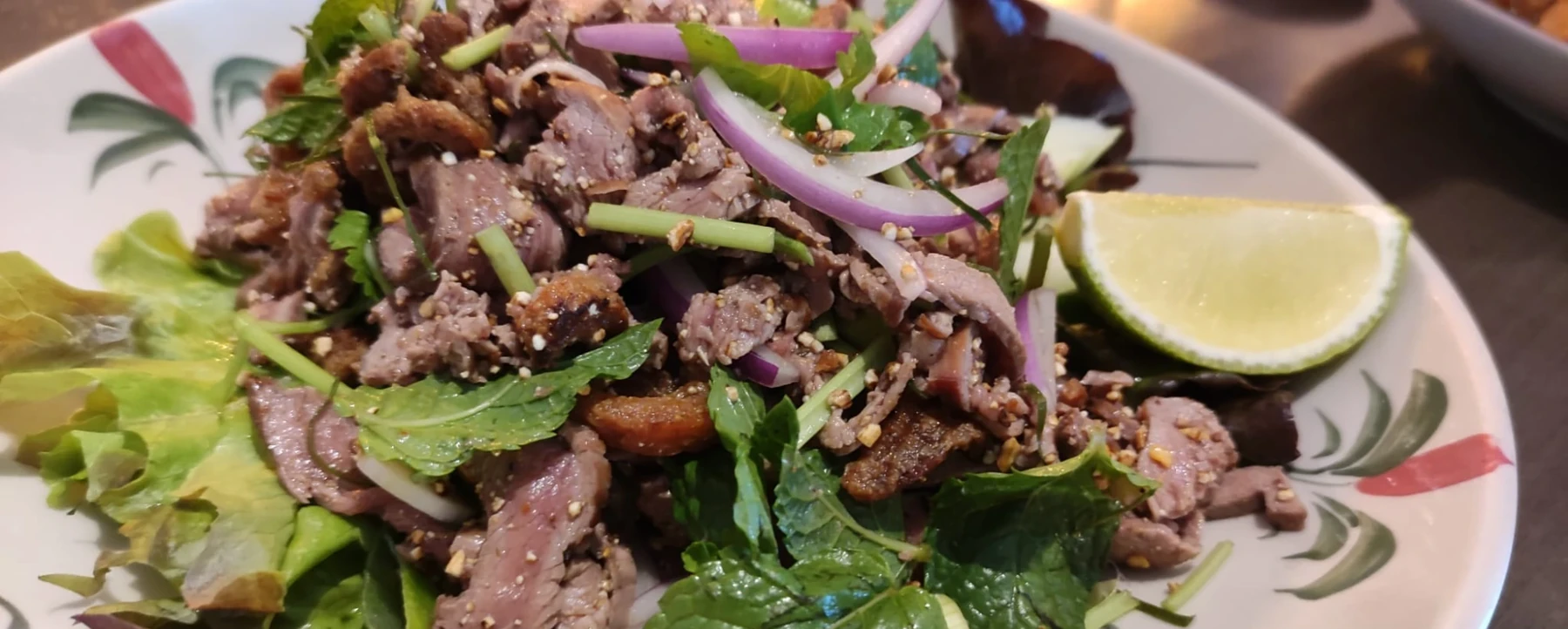 Larb de ternera con hierbas frescas