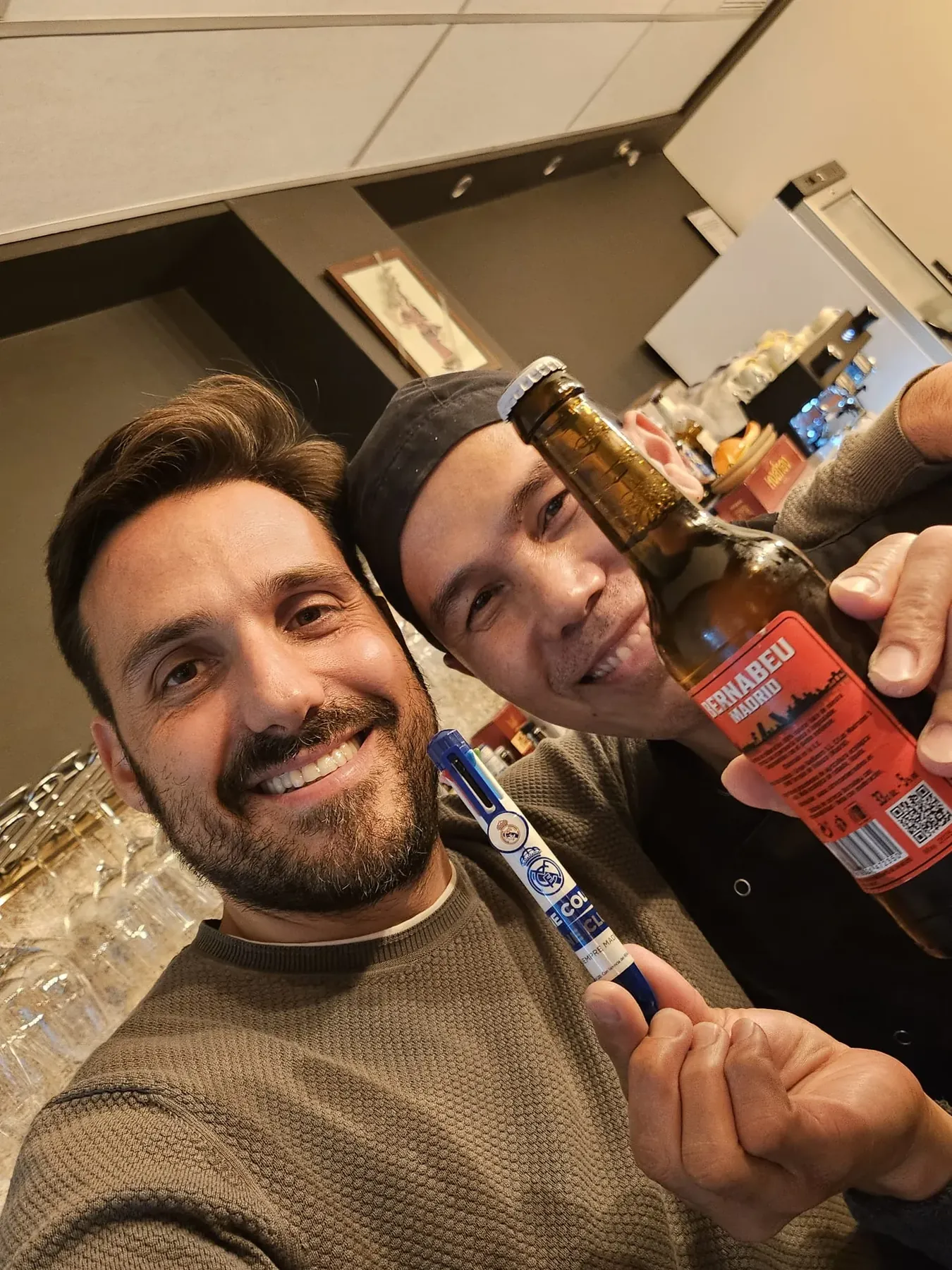 Brindando en la barra de Sawadee