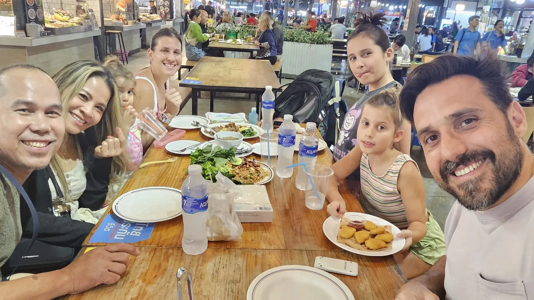 Comiendo juntos en un mercado de Tailandia