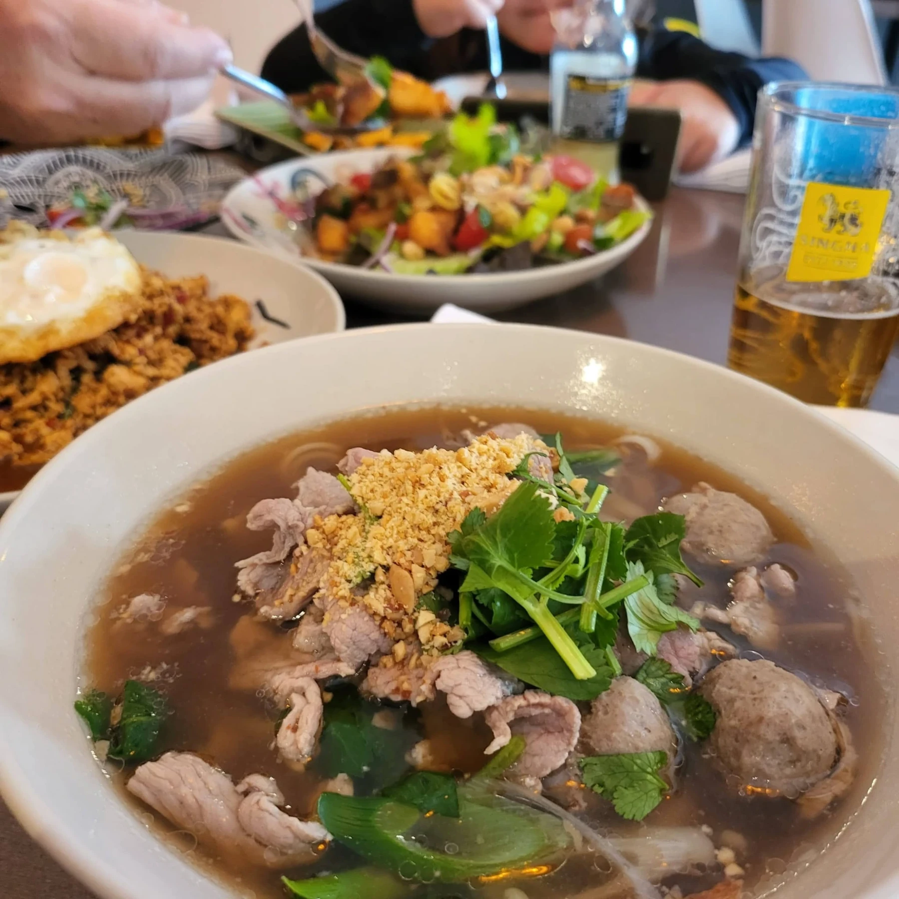 Sopa de fideos con ternera y albóndigas