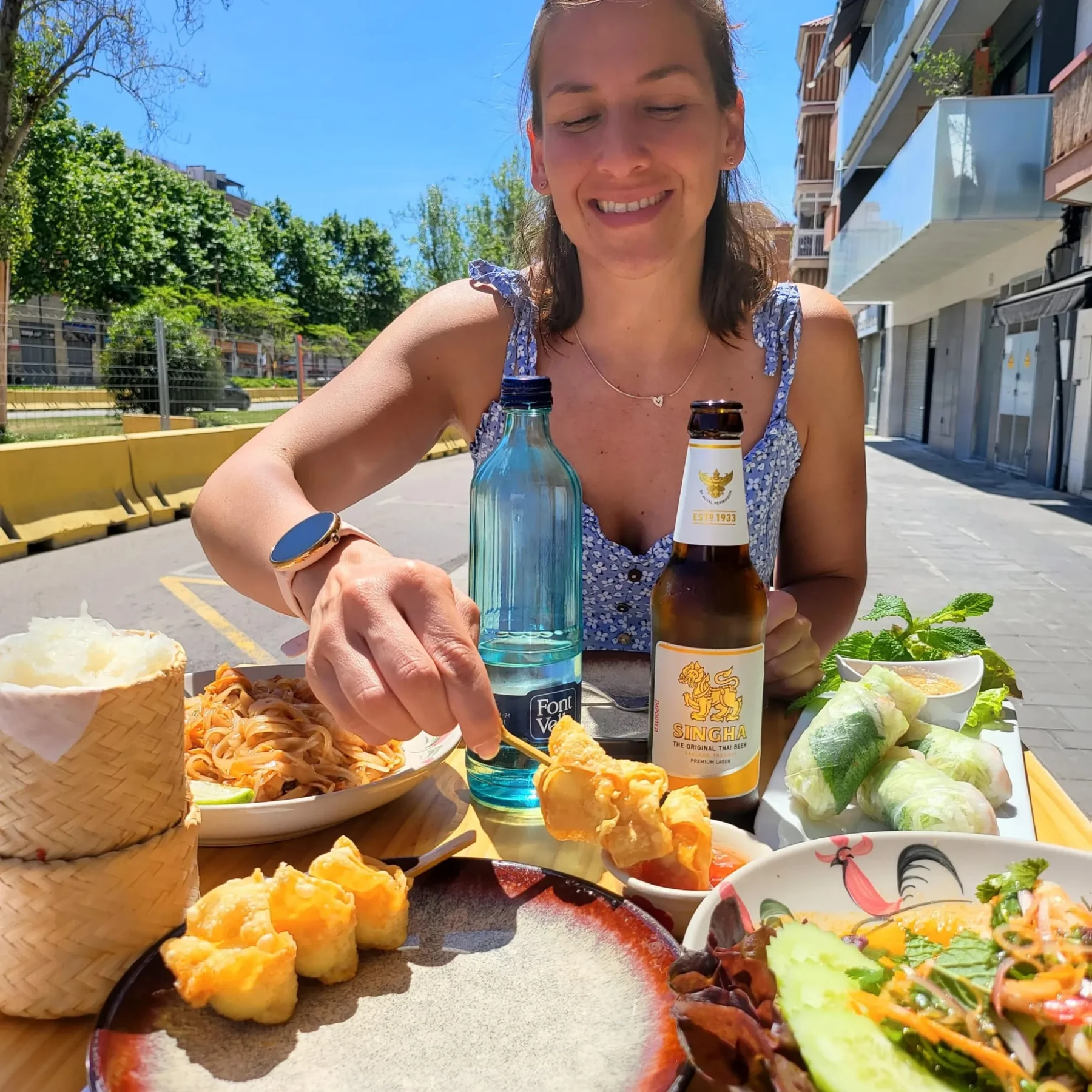Comiendo en la terraza de Sawadee un día de sol