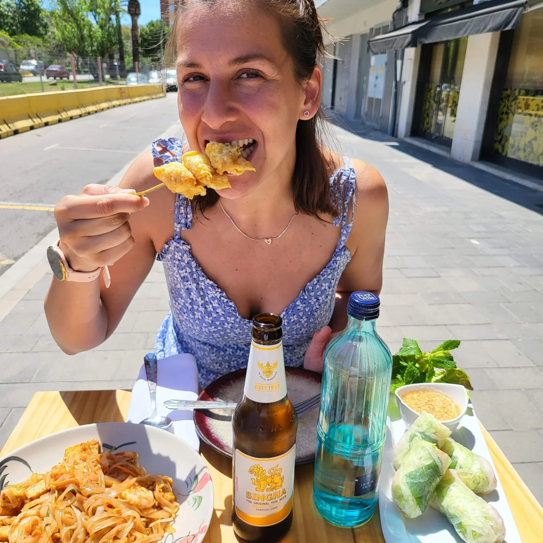 Probando un wonton crujiente en la terraza